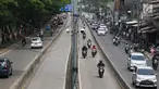 Pengendara motor melintasi jalur bus Transjakarta di kawasan Pasar Rumput, Jakarta, Rabu (20/2). Kamera pengawas atau CCTV akan dipasang di setiap halte Transjakarta yang terintegrasi dengan Ditlantas Polda Metro Jaya. (Liputan6.com/Immanuel Antonius)