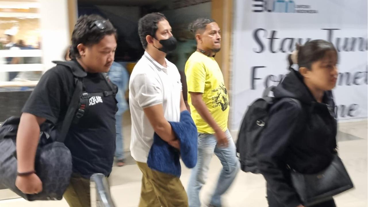 Tiba di Kupang dengan Tangan Diborgol, Ini Penampilan Baru AKBP Fajar Jelang Sidang Kasus Pencabulan Anak
