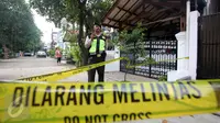 Polisi berdiri didekat lokasi Penyidik KPK Novel Baswedan diserang oleh orang tak dikenal, Jakarta, Selasa (11/4). Penyidik senior KPK tersebut menjadi korban penyiraman air keras saat pulang Salat Subuh. (Liputan6.com/JohanTallo)