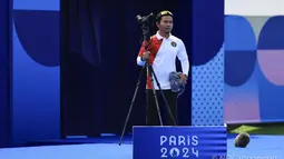 Pelatih Tim panahan putri Indonesia, Denny mengambil tempat jelang laga perempatfinal panahan beregu putri Olimpiade Paris 2024 antara Indonesia menghadapi China di Invalides Arena, Paris, Minggu (28/7/2024). (Dok. NOC Indonesia/Naif Muhammad Al'as)