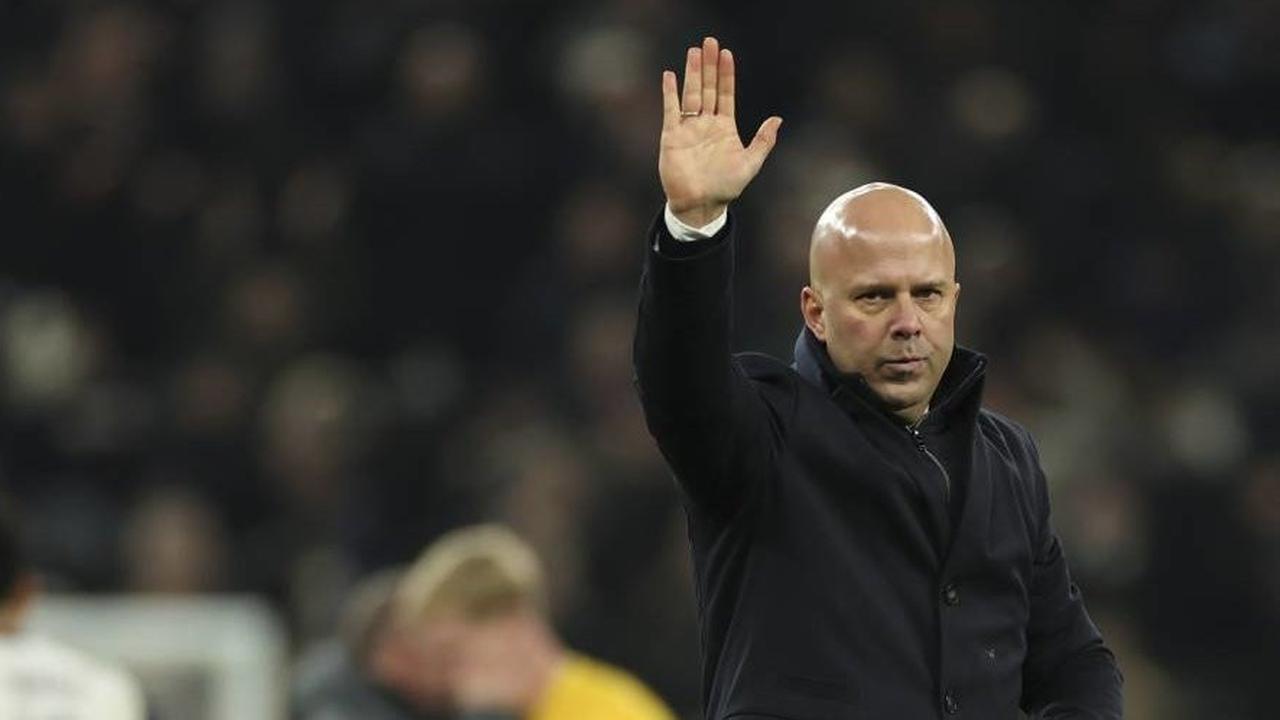 Ternyata ini yang Dikatakan Arne Slot kepada Wasit usai Dapat Kartu Merah di Laga Everton vs Liverpool
