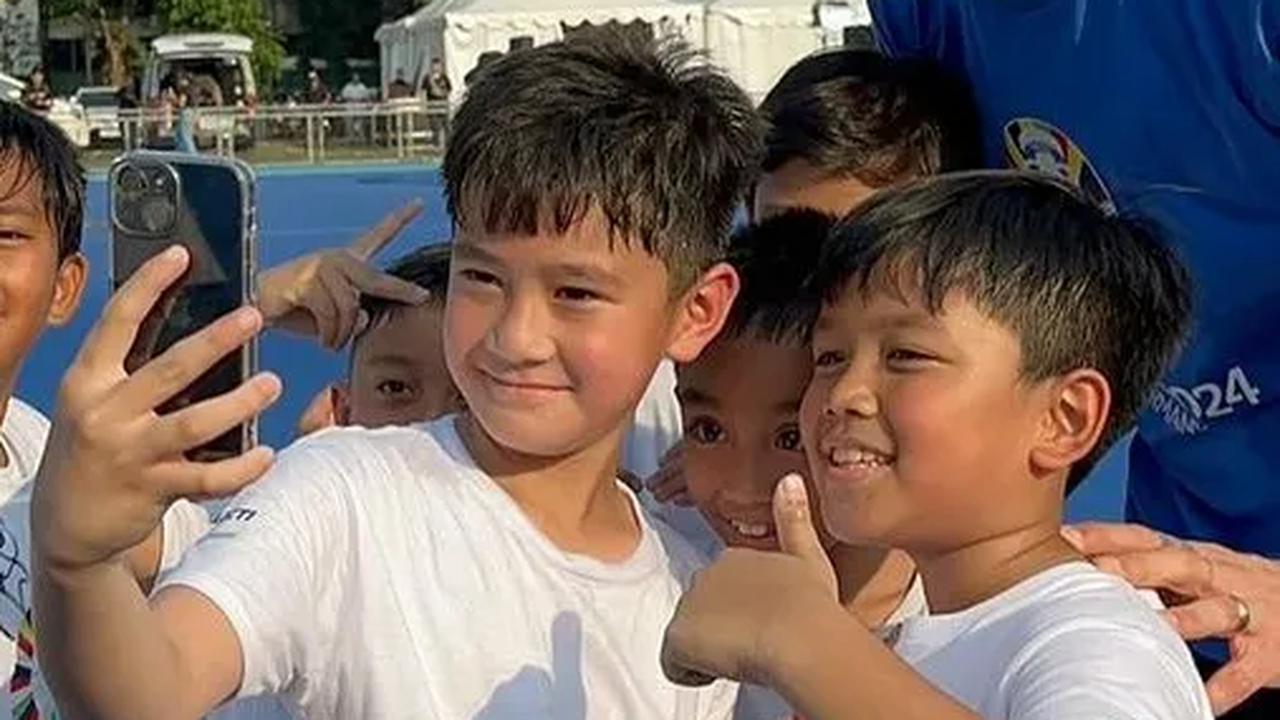 Momen Kocak Rafathar Ajak Dua Legend Sepak Bola Dunia Carles Puyol dan Marco Materazzi Selfie, Netizen Sampai Tertawa Gara-gara ini