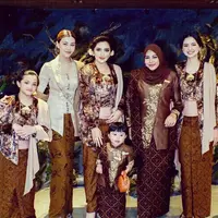 Aaliyah Massaid dan Sarah Menzel Dibalut Kebaya Coklat saat Tedak Siten Azzura. [@ashanty_ash]
