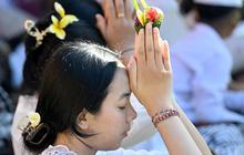 FOTO: Umat Hindu Rayakan Hari Raya Galungan dengan Persembahyangan di Pura