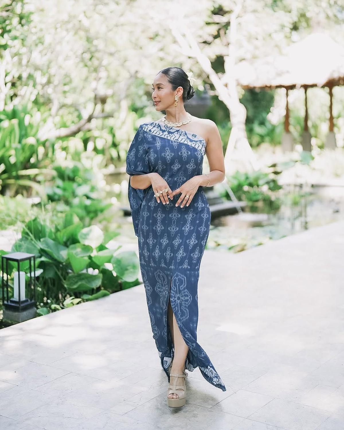 Model Batik Casual Hingga Resmi Ala Happy Salma, Bikin Tampilan Simple Tapi Memukau