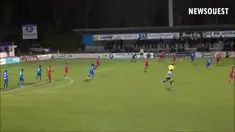 Herman Kore pemain US Concarneau France (CFA) klub amatir di Prancis mencetak gol yang mempermalukan kiper lawan karena bergerak terlalu jauh hingga kotak penalti lawan.