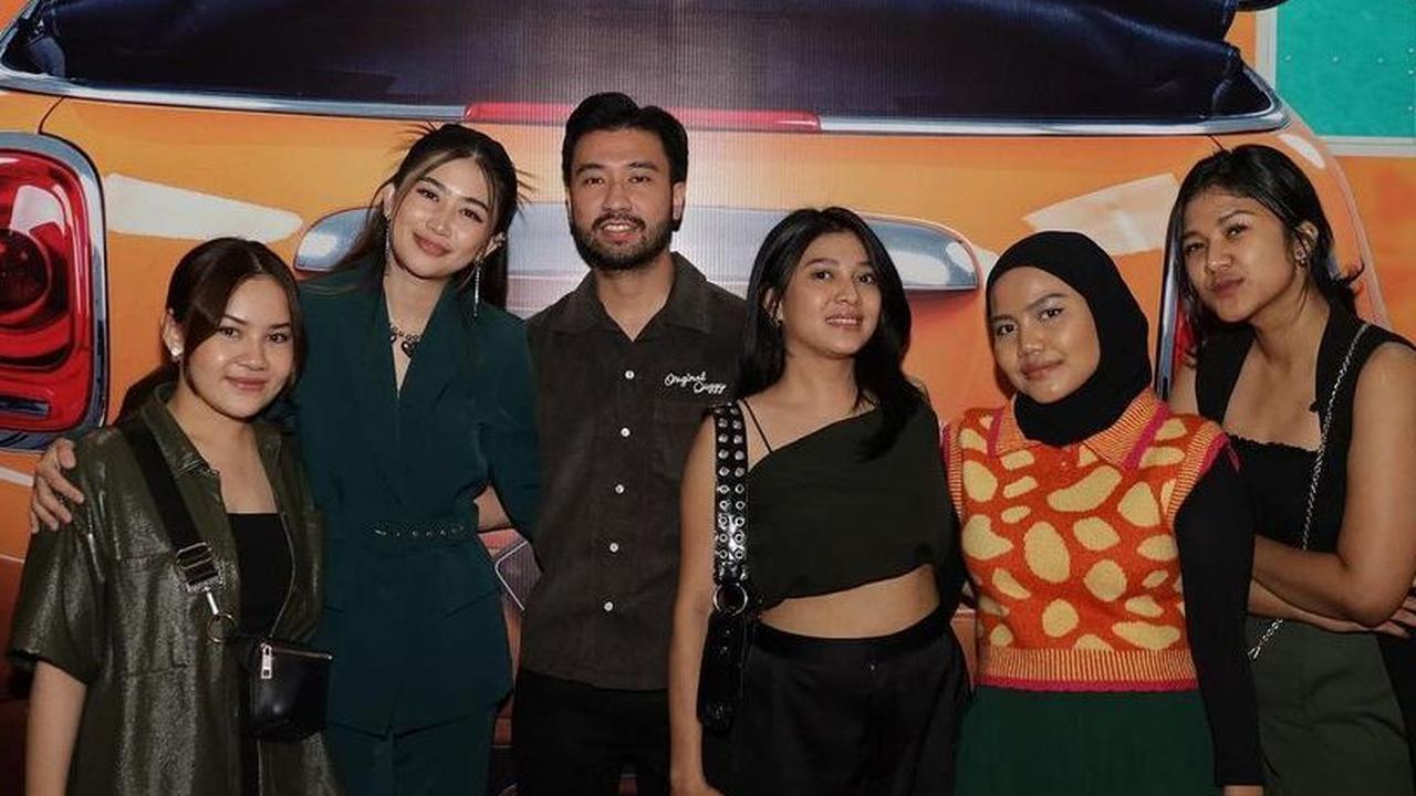 Bukan dikeluarkan, Josephine berhenti jadi Flora lantaran sibuk syuting film layar lebar. Belum lama ini ia juga terlihat sangat bersemangat melakukan promosi film Ganjil Genap yang turut dibintanginya.