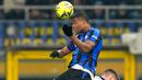 <p>Pemain Inter Milan Denzel Dumfries menyundul bola di atas pemain Atalanta Joakim Maehle pada pertandingan sepak bola perempat final Coppa Italia di Stadion San Siro, Milan, Italia, 31 Januari 2023. Inter Milan menang 1-0 atas Atalanta dan berhasil melaju ke semifinal Coppa Italia. (AP Photo/Antonio Calanni)</p>