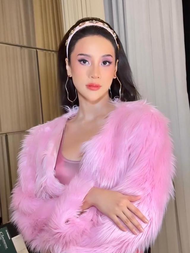 6 Potret Cantik Anya Geraldine Bergaya Retro ala 80-90an di Momen Perayaan Ulang Tahun ke-28