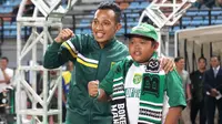 Momen Mengharukan saat Bonek Cilik Asal Mataram Bertemu Bintang Persebaya