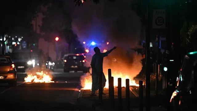 Demonstrasi di Toulouse, Prancis, pada Rabu (28/6/2023), pasca seorang remaja berusia 17 tahun, Nahel M, ditembak mati polisi. (Dok. AFP/Lionel Bonaventure)