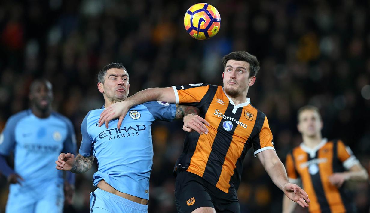 Bek Manchester City, Aleksandar Kolarov, berebut bola dengan bek Hull, Harry Maguire. Hingga babak pertama usai skor masih 0-0, The Citizens tampak kesulitan untuk membobol gawang Hull. (Reuters/Scott Heppell) 