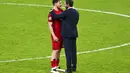 Pelatih Inggris, Gareth Southgate menghibur pemain Denmark Pierre Hojbjerg setelah Inggris mengalahkan Denmark di semifinal Euro 2020 di stadion Wembley di London, Kamis (8/7/2021). Inggris menang atas Denmark dengan skor 2-1. (Justin Tallis/Pool Photo via AP)