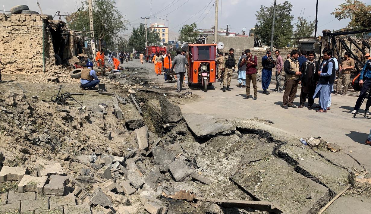 Petugas keamanan Afghanistan dan pekerja kota bekerja di lokasi ledakan di Kabul, Afghanistan, Rabu (9/9/2020). Aksi teror kali ini terjadi di tengah upaya negosiasi damai antara Afghanistan dan Taliban yang tengah berlangsung di Doha, Qatar. (AP Photo/Rahmat Gul)