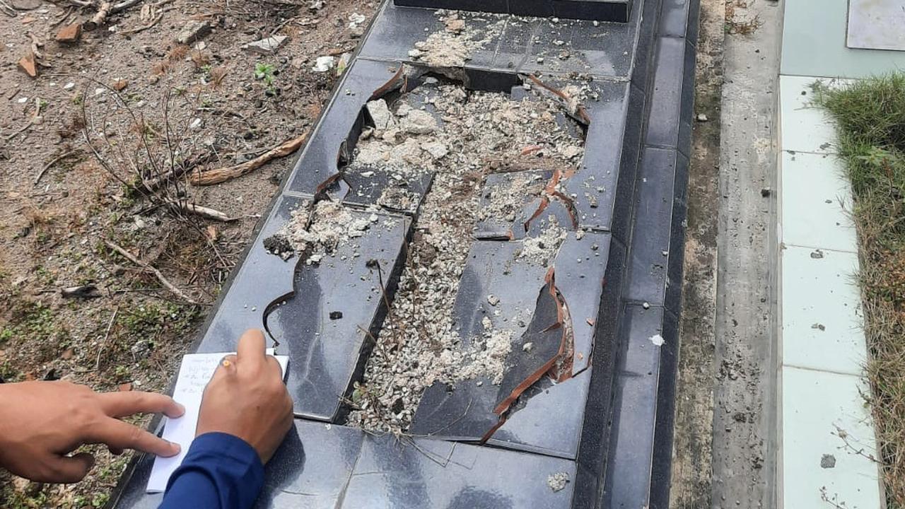 Teror Perusakan Makam Bersalib di Bantul