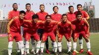 Pemain Timnas Indonesia U-22 foto bersama sebelum melawan Vietnam pada laga Piala AFF U-22 2019 di Olympic Stadium, Phnom Penh, Kamboja, Minggu (24/2/2019). Indonesia menang 1-0 atas Vietnam. (Bola.com/Zulfirdaus Harahap)