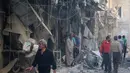 Kondisi pasar usai digempur serangan udara di distrik al-Fardous, , Aleppo, Suriah, Rabu (12/10). Serangan udara terhadap kota yang dikuasai oleh pemberontak di Aleppo menewaskan sedikitnya 15 orang. (REUTERS/Abdalrhman Ismail)