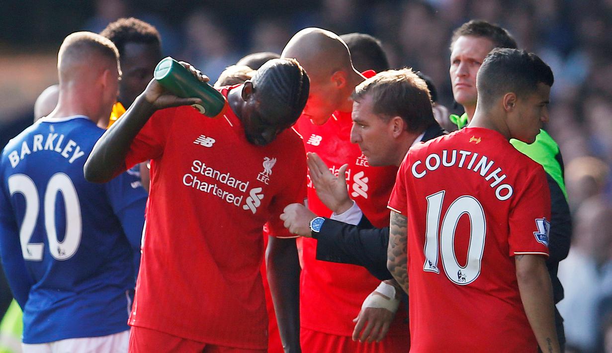 Pelatih Liverpool Brendan Rodgers memberikan instruksi kepada Mamadou Sakho dalam lanjutan Liga Premier Inggris di Goodison Park, Minggu (04/10/2015). Liverpool dan Everton bermain imbang 1-1. (Action Images via Reuters / Lee Smith)