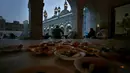 Umat Muslim berbuka puasa selama bulan suci Ramadhan di sebuah masjid, di Rawalpindi, Pakistan, Rabu (14/4/2021). Bulan Ramadhan ditandai dengan berpuasa setiap hari dari fajar hingga matahari terbenam. (AP Photo/Anjum Naveed)