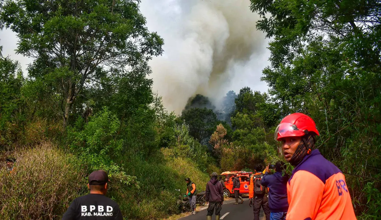 Petugas pemadam kebakaran memadamkan api di Taman Nasional Bromo Tengger Semeru di Desa Ngadas, Malang, Jawa Timur, 5 Agustus 2026. (AFP/ Muhammad Firman)