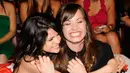 Selena Gomez pun mengonfirmasi bahwa rumor tersebut tak benar adanya dan ia tetap bersahabat dengan Demi Lovato. (E! News)