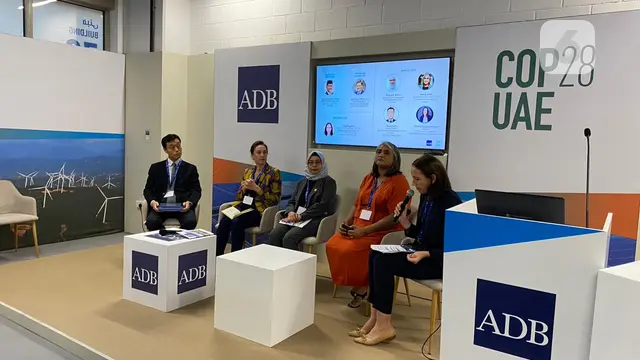 Usai peluncuran dokumen RLDC, acara dilanjutkan dengan panel diskusi bertajuk The Role of Subnational Authorities to Accelerate Climate Action dan salah satu pembicaranya adalah Deputi Bidang Lingkungan Hidup dan Sumber Daya Alam Myrna Asnawati Safitri.