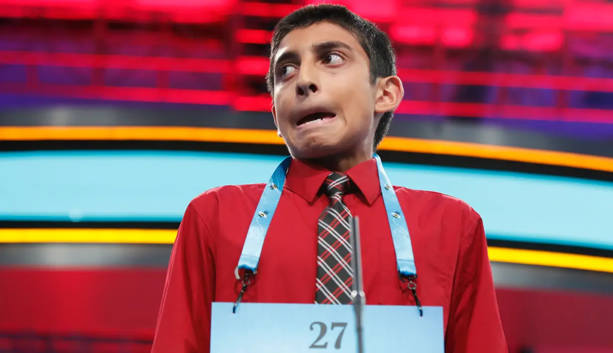 Rohan Sachdev (14), peserta dari North Carolina, bereaksi setelah salah mengeja dalam bahasa Inggris pada putaran final acara 90th Scripps National Spelling Bee di Oxon Hill, Maryland, Kamis (1/6). (AP Photo/Manuel Balce Ceneta)