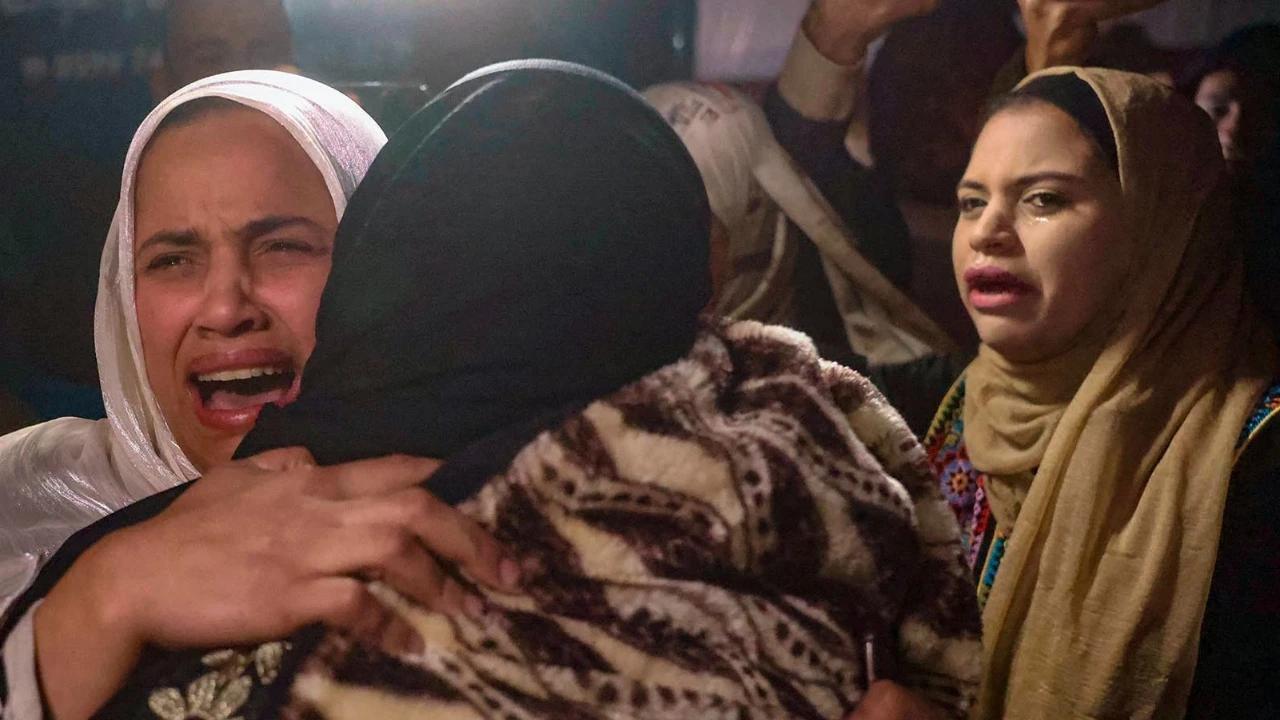FOTO: Pelukan Haru Menyatukan Kembali Warga Gaza yang Terpisah Bertahun Tahun Akibat Perang