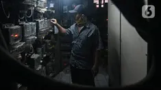 Seorang pria memasukkan pulsa token listrik di Rumah Susun Bendungan Hilir 2, Jakarta, Rabu (20/1/2021). Pemerintah memperpanjang Program Pemulihan Ekonomi Nasional (PEN) Sektor Ketenagalistrikan berupa subsidi listrik hingga Maret 2021, yang dapat diklaim mulai 7 Januari. (Liputan6.com/Herman Zakha