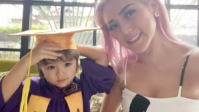 6 Foto Wisuda Putra Jessica Iskandar, Gunakan Atribut Lengkap Meski ‘Di Rumah Aja’