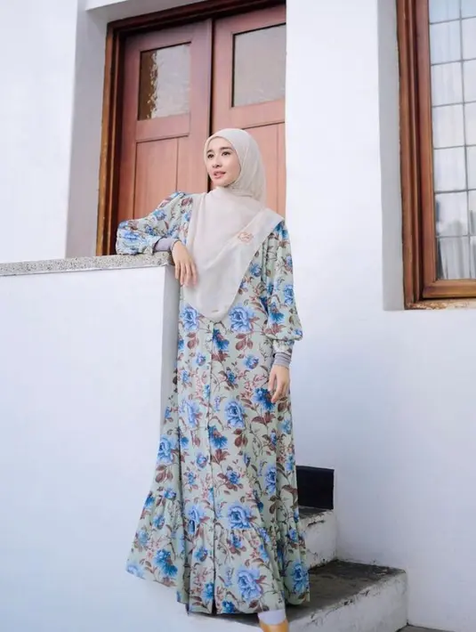 Tak jarang ia memadukan gamis bermotif dengan hijab syar’i polos. @laudyacynthiabella.