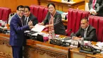 Menkumham Yasonna Laoly menyerahkan draf pandangan pemerintah kepada Ketua DPR RI Puan maharani saat rapat Paripurna DPR RI Ke-13 Masa Persidangan II Tahun Sidang 2022-2023 di Kompleks Parlemen, Senayan, Jakarta, Kamis (15/12/2022). Dalam rapat paripurna tersebut DPR RI mengesahkan RUU tentang Pengesahan Perjanjian antara Pemerintah Republik Indonesia dan Pemerintah Republik Singapura tentang Ekstradisi Buronan menjadi Undang-Undang. (Liputan6.com/Angga Yuniar)