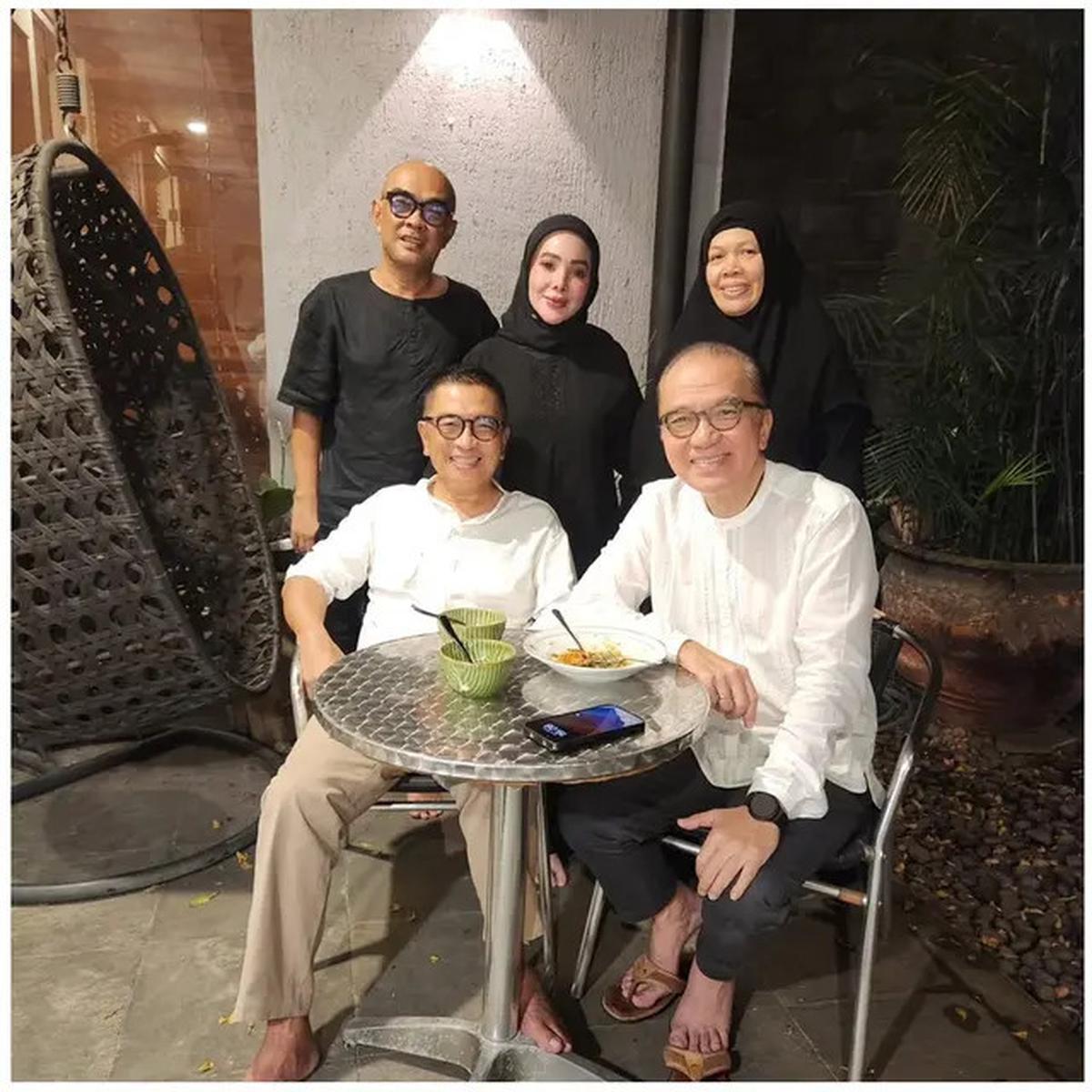 6 Potret Buka Puasa Keluarga Helmy Yahya dan Tantowi Yahya, Penuh Kehangatan