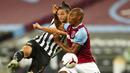 Pemain Newcastle United, Andy Carroll, melepaskan tendangan ke gawang West Ham United pada laga Premier League di Stadion London, Minggu (13/9/2020). Newcastle United menang dengan skor 2-0. (Cath Ivill/Pool via AP)