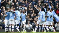 Para pemain Manchester City merayakan gol yang dicetak oleh David Silva ke gawang Aston Villa pada laga Premier League 2019 di Stadion Etihad, Sabtu (26/10). Manchester City menang 3-0 atas Aston Villa. (AP/Rui Vieira)
