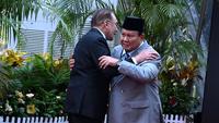 Prabowo Disambut Pelukan Anwar Ibrahim Saat Hadiri KTT ke-47 ASEAN di Kuala Lumpur