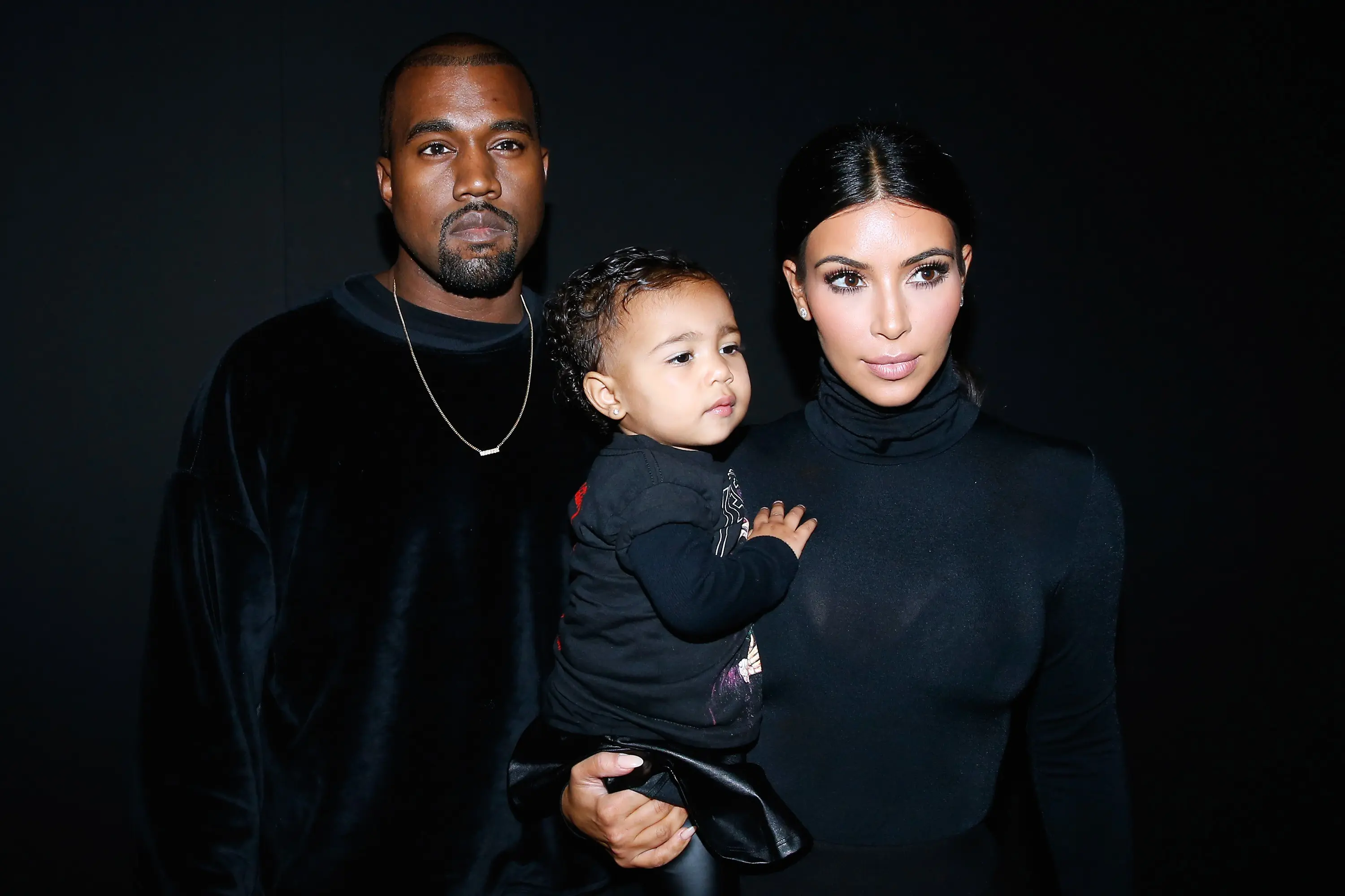 Kim Kardashian dan Kanye West bersama putri mereka, North.