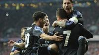 Bek Real Madrid Sergio Ramos (kanan) merayakan gol Cristiano Ronaldo pada leg pertama perempat final Liga Champions di Allianz Arena, Kamis (13/4/2017) dinihari WIB. (AP Photo/Andreas Gebert)