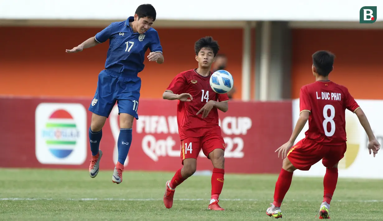 Pemain Thailand U-16, Saranyawat Naprasert (kiri) menyundul bola di depan dua pemain Vietnam U-16, Huynh Van Danh (tengah) dan Le Duc Phat dalam laga semifinal AFF U-16 2022 antara Thailand U-16 melawan Vietnam U-16 di Stadion Maguwoharjo, Sleman, Rabu (10/8/2022) sore WIB. (Bola.com/Bagaskara Lazuardi)