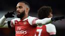 Striker Arsenal, Alexandre Lacazette, merayakan gol yang dicetaknya ke gawang Fulham pada laga Premier League di Stadion Emirates, London, Selasa (1/1). Arsenal menang 5-1 atas Fulham. (AFP/Glyn Kirk)