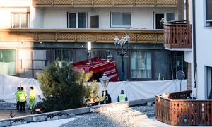 Petugas kepolisian memeriksa area lokasi terjadinya kebakaran di Crans-Montana, Pegunungan Alpen Swiss, Swiss, pada Kamis (1/1/2026). (Dok. Alessandro della Valle/Keystone via AP)