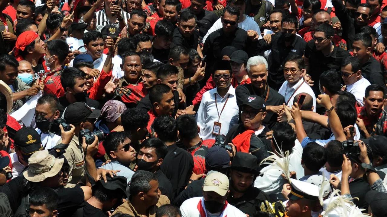 Dia mencontohkan kezaliman yang terjadi yakni konstitusi yang diotak-atik. Arsjad meminta para relawan yang hadir tidak perlu takut untuk melawan kezaliman itu.