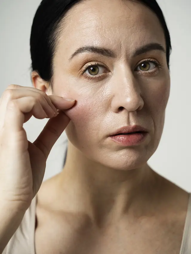 Tips Memilih Cleanser yang Tepat Sesuai Jenis Kulit (photo by freepik.com)