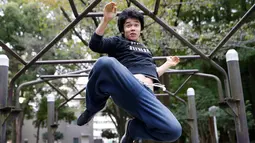 Ekspresi Juni Sato saat melompat unjuk kemampuan parkournya di sebuah taman di Tokyo, Jepang (2/11). Parkour sendiri adalah seni bergerak dan berpindah dari satu tempat ke tempat lainnya, dengan efisien dan secepat-cepatnya. (Reuters/Kim Kyung-Hoon)