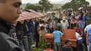 Prosesi pemakaman Jose Francisco Guerrero di San Cristobal, Tachira State, Venezuela (19/5). Jose Francisco Guerrero adalah remaja 15 tahun yang tewas saat membeli makan karena terjebak kedalam konfrontasi antara demonstran dan polisi. (AFP/Luis Robayo)