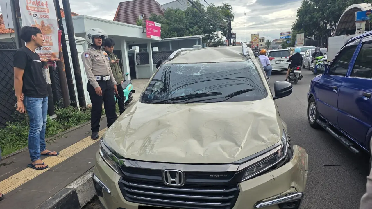 Mobil Pelajar Terguling