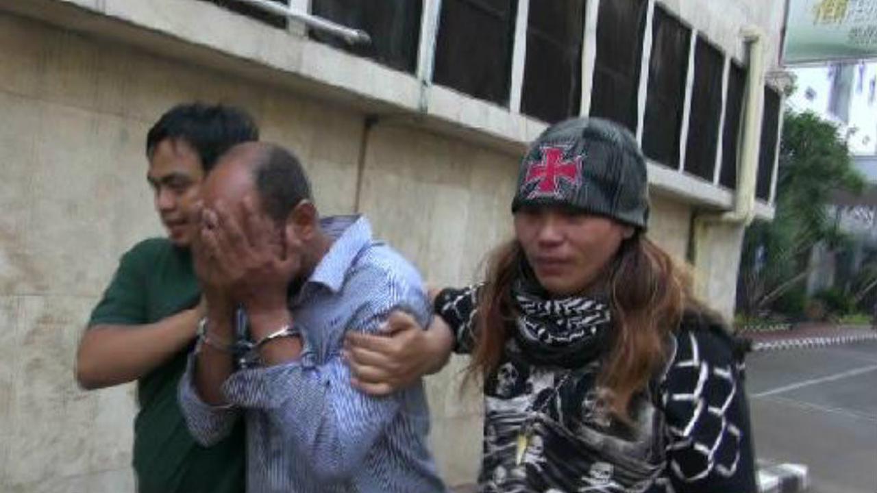 Dokter Ryan Helmi, pelaku pembunuhan terhadap istrinya dokter Letty Sultri digiring dari tahananan Polda Metro Jaya untuk menjalani pemeriksaan lanjutan.