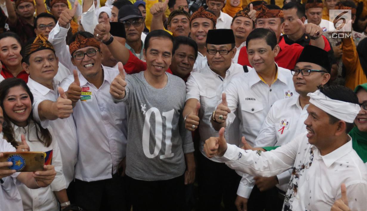 Calon Presiden Nomor Urut 01 Joko Widodo (tengah) mengangkat jempol bersama tim kampanye daerah dan peserta saat menghadiri silaturahmi dengan calon legislatif partai koalisi di Bandung, Jawa Barat, Sabtu (10/11). (Liputan6.com/Angga Yuniar)