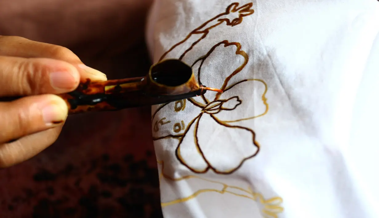 Perajin membuat pola batik bunga anggrek khas Tangerang Selatan pada kain di tempat pembuatan batik kawasan Pamulang, Minggu (21/10). Batik Tangsel ini sudah menembus pasar dunia seperti Makao, Kamboja, China, Hanoi dan Bangkok. (Merdeka.com/Arie Basuki)