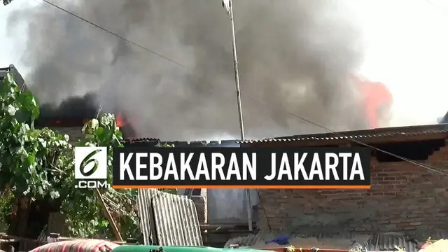 Kebakaran terjadi di kawasan padat penduduk di Cipinang Besar Jakarta Timur. 9 rumah dilaporkan hangus terbakar. lokasi yang sempit menyulitkan petugas Damkar menuju lokasi. warga secara swadaya berusaha memadamkan api.
